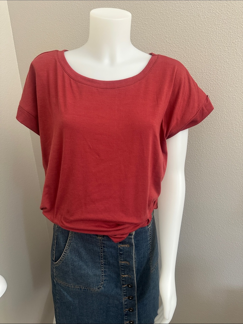 Women's Short Sleeve Scoop Neck Tee in Brick Red